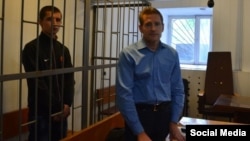 Андрей Коломиец с адвокатом во время судового заседания в оккупированном Крыму