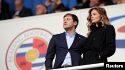 Антон и Катя Зингаревич на трибуните на "Рединг" през 2012 г.