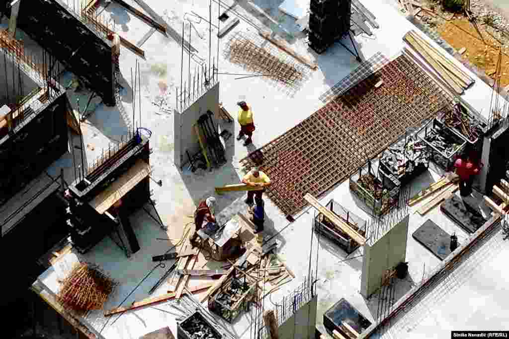 Na jednom od gradilišta u trenutku fotografisanja, temperatura je bila 37 stepeni. 