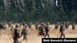 Soldații georgieni părăsesc o bază militară, după ce Rusia a bombardat localitatea Gori, aflată la 80 km de Tbilisi, pe 9 august 2008.