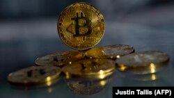 Suvenir me logon e Bitcoin. Fotografi ilustruese. 