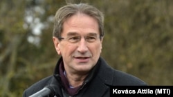 Völner Pál fideszes országgyűlési képviselő, az Igazságügyi Minisztérium parlamenti államtitkára beszédet mond a Pilismaróton tartott faültetésen 2021. december 1-jén.