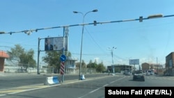 Panou cu Joe Biden la intrarea în Erevan