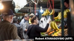 Qytetarët duke blerë gjëra ushqimore në një treg në Shkup. Fotografi nga arkivi. 