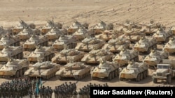 Ruski, kazahstanski i bjeloruski pripadnici postrojeni tokom vojnih vježbi na poligonu Harb-Maidon, smještenom u blizini tadžikistansko-afganistanske granice u regiji Katlon, Tadžikistan, 23. oktobra, 2021.