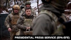 Președintele ucrainean, Volodîmir Zelenski inspectează prima linie a fronutului din regiunea Donețk, Ucraina, în decembrie trecut