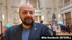 Драган Шормаз, пратеник на Српската напредна партија, во салата на српскиот парламент, Белград, 7 декември 2021 година