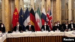 Zamenik generalnog sekretara Evropske službe za spoljne poslove (EEAS) Enrike Mora i glavni iranski nuklearni pregovarač Ali Bageri Kani čekaju početak sastanka Zajedničke komisije JCPOA u Beču, Austrija, 3. decembra 2021. 