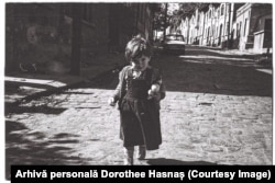 Dorothee Hasnaș pe strada Lăzureanu din cartierul Uranus. Fotografie făcută în anul 1980.
