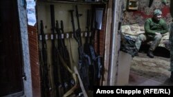 Оръжия в база в близост до фронта в Луганска област.