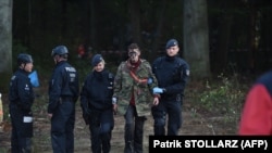 Privođenje jednog od demonstranata u Nemačkoj, Kerpen, septembar 2018. godine