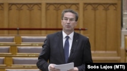 Völner Pál az Igazságügyi Minisztérium államtitkára expozét tart a büntetőjogi tárgyú törvények módosítását célzó javaslatról az Országgyűlés plenáris ülésén 2021. november 10-én.