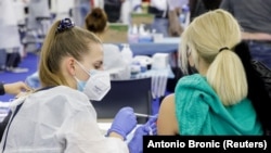 Pamje nga një qendër e vaksinimit në Zagreb. Nëntor, 2021.
