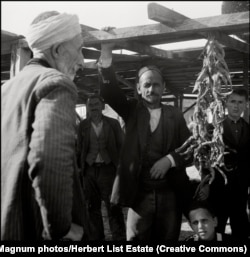 Эти фотографии – практически последние свидетельства «спокойной» жизни в Крыму. Ровно через год крымскотатарский народ депортируют. Крым, 1943 год