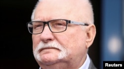 Lech Wałęsa, fost președinte polonez, laureat al Premiului Nobel pentru Pace, unul din eroii rezistenței poloneze anticomuniste și fost deținut politic, lider al sindicatului Solidaritatea și artizan al căderii comunismului în Europa de Est.