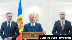 Șeful de atunci al Partidului Democrat, Vladimir Plahotniuc (centru), Andrian Candu (stânga) și Pavel Filip
