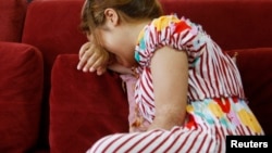 Multe dintre victimele traficului de persoane din România sunt minore. Acestea sunt racolate din familii dezorganizate, de la vârste din ce în ce mai fragede, atrag atenția reprezentații ONG-urilor. Imagine generică.