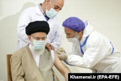 Ali Hámenei, az ország legfőbb vallási vezetője is hazai gyártású vakcinát kapott