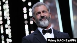  През 2014 г. Мел Гибсън беше удостоен с "Кристален глобус" за цялостно творчество на 49-ия кинофестивал в Карлови Вари. Две години по-късно той връчи наградата на церемонията по закриването на фестивала в Кан.