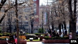 Топлото време в неделя привлече хората в паркове и градини. Снимката е от Хасково.