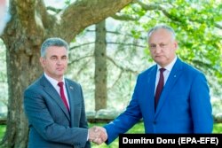 Президент Республики Молдова Игорь Додон (справа) и лидер Приднестровья Вадим Красносельский на переговорах в Кондрице