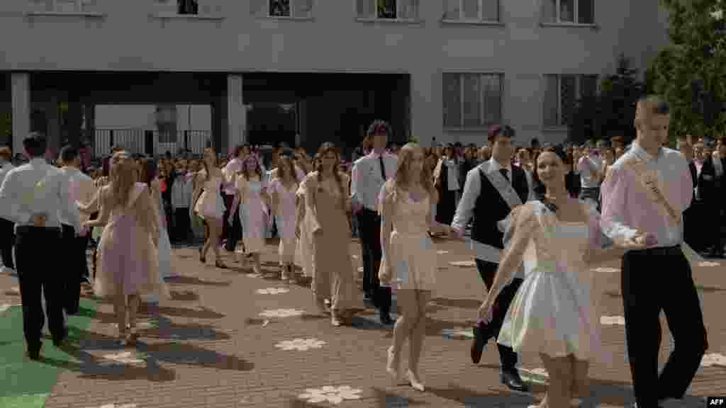 Vlagyiszlav és évfolyamtársai május 30-án elballagtak kijevi iskolájukból. Még egyszer megszólalt a csengő, majd ünneplőbe öltözött fiúk és lányok keringőztek az iskola udvarán. Olga Timosenko iskolaigazgató az AFP-nek azt mondja, fellélegzett: „Mindannyian élünk, mindannyian egészségesek vagyunk, mindannyian együtt vagyunk. Ezért volt az év minden más ellenére nagyszerű”