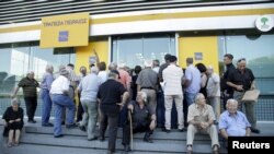 Red ispred Pireus banke na Kritu