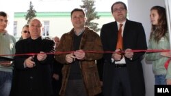 Премиерот Никола Груевски, во придружба на министерот за образование Панче Кралев и градоначалникот Владимир Талески, во Битола ја пушта во употреба новата спортска сала што ќе ја користат учениците од средното училиште „Кузман Шапкарев“