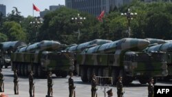 Китайские военные автомобили с ракетными установками на параде в Пекине. Иллюстративное фото.