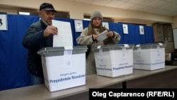 Cetățeni votează pentru alegerea președintelui României, la o secție de votare din Chișinău, 23 noiembrie 2024.