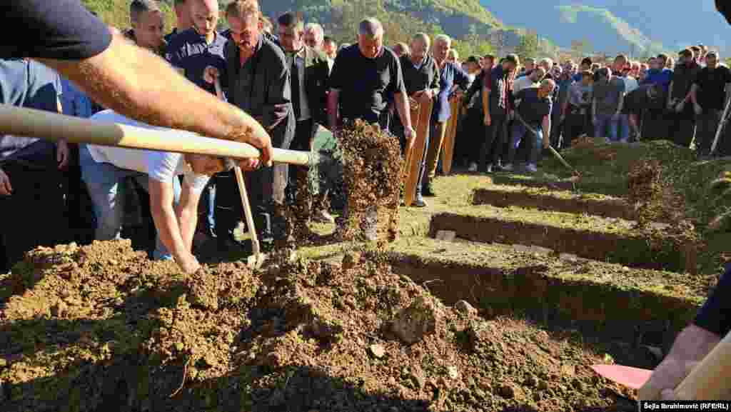 Žrtve su ukopane na tri lokacije, Donja Jablanica, Zlate i Djevor.