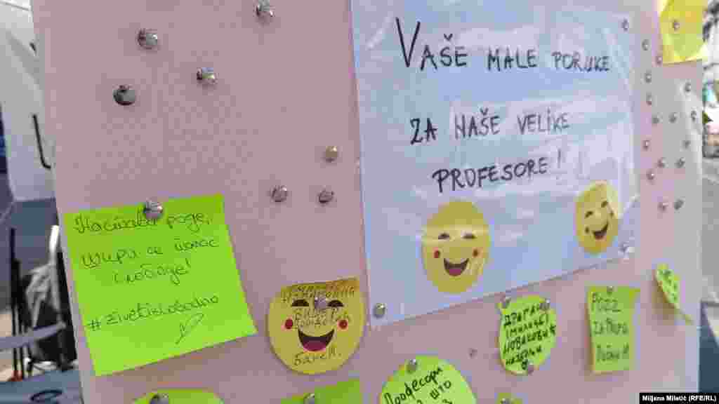 Poruke podrške profesorima na blokadi raskrsnice u Beogradu.