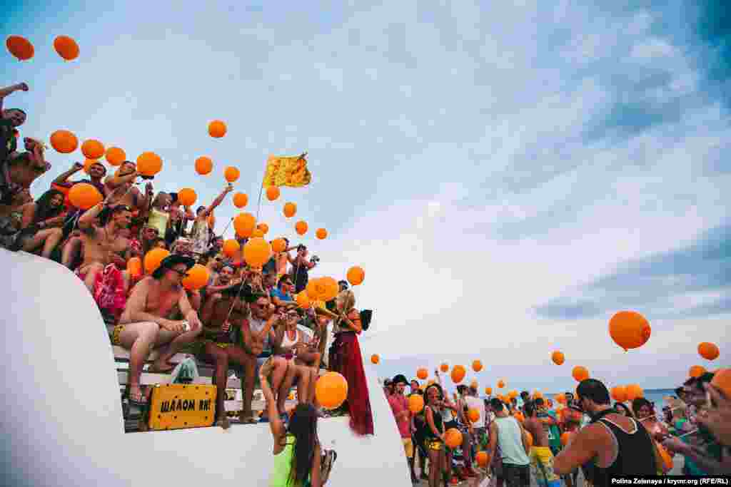 По звуку гонга и вида заходящего солнечного диска за горизонт, самое время загадывать желания и...