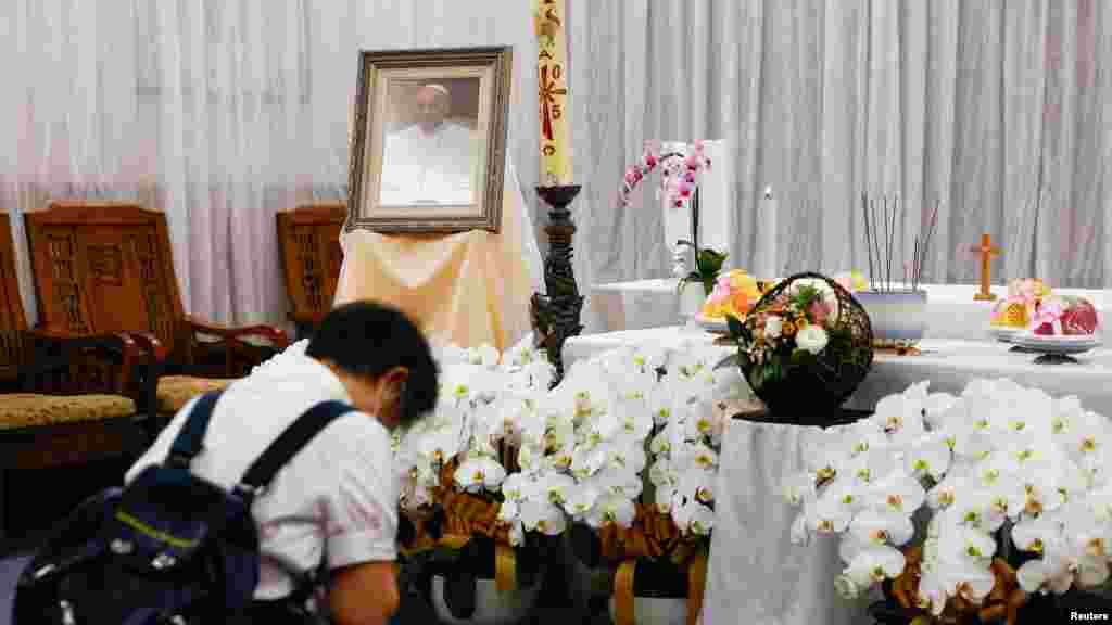Osoba odaje počast preminulom papi Franji u crkvi Katoličke nadbiskupije Tajpeja, Tajvan.