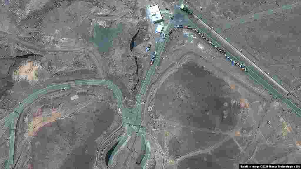 Teherautók állnak a fordói létesítmény bejáratánál június 19-én, az amerikai támadás előtt. Donald Trump amerikai elnök „látványos katonai sikerként" könyvelte el a három iráni nukleáris létesítményre mért légicsapást