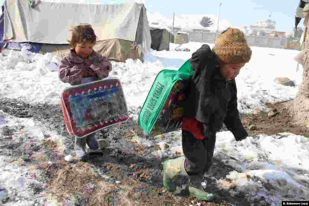 Afganistan - Dodjela pomoći raseljenoj djeci, Kabul, 1. januar 2013. Foto: EPA / S. Sabawoon 