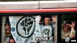 Pripadnici Otpora iz Požarevca u autobusu prilikom dolaska u Beograd, septembar 2000.