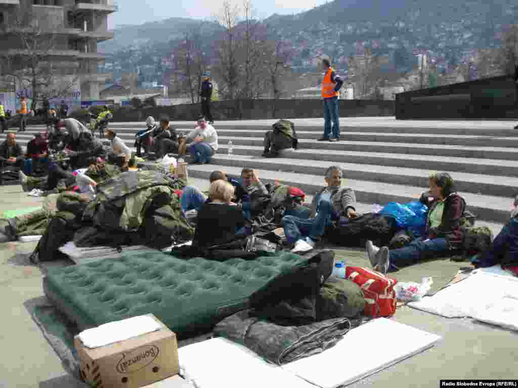 Protest penzionisanih pripadnika Oružanih snaga BiH ispred zgrade institucija BiH, Sarajevo, 24.3.2012., Foto: Dženana Halimović.