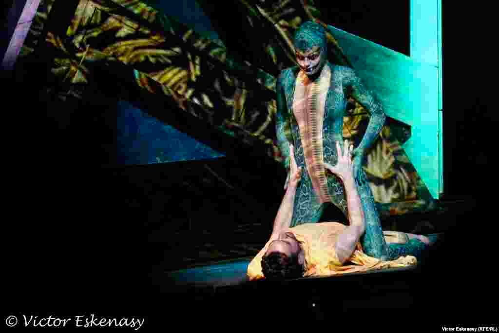 Confruntarea cu Sfinxul (Juliane Stephan; voce: Heain Youn).