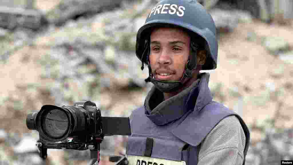 Az Al Jazeeranak dolgozó Mohammed Salama egy korábbi képen a Gázai övezetben. Zaher al-Waheidi, a gázai egészségügyi minisztérium osztályvezetője elmondta, hogy az első csapás a műtőket és az orvosok lakóhelyeit magában foglaló felső emeletet érte, legalább két ember életét követelve. A második légicsapás a lépcsőházat találta el, további 18 ember életét kioltva. Körülbelül 80 ember megsebesült, köztük sokan a kórház udvarán