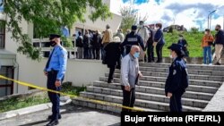 Red za vakcinaciju, uz policijsko obezbeđenje, u Prištini 14. maja 2021.