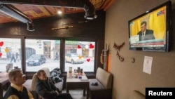 Građani gledaju obraćanje Janukoviča iz Rusije, Kijev, februar 2014.