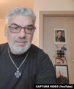 Marian Motocu facea transmisiunile live cu portretele mareșalului Ion Antonescu și cel al liderului legionar al Gărzii de Fier, Corneliu Zelea Codreanu, pe fundal. Între cei doi apare sigla mișcării „41 pentru România”.