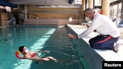 Pacijent koji se oporavlja od COVID-19 vežba u bazenu u Centru za rehabilitaciju Casciana, koji koristi svoju termalnu vodu kao dio tretmana za pomoć kod respiratornih poteškoća, u Pizi, Italija, 23. februara 2021. 