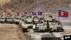 Fotografija iz marta 2024. koju je objavila Sjevernokorejska zvanična Korejska centralna novinska agencija (KCNA) prikazuje glavne borbene tenkove novog tipa na neotkrivenoj lokaciji u Sjevernoj Koreji