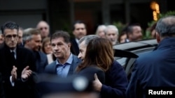 Бившият френски президент Никола Саркози прегръща съпругата си Карла Бруни-Саркози, преди да потегли с автомобил в деня на влизането си в затвора „Санте“, за да започне петгодишна присъда.