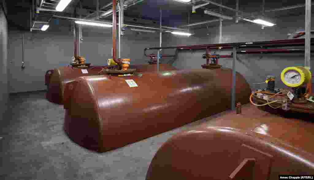 Резервуары внутри убежища OSM, которые снабжают дизельным топливом системы вентиляции и генераторы, вырабатывающие электроэнергию. В OSM нет запасов еды. Филип говорит: &laquo;Ожидается, что люди, которые спустятся сюда в условиях чрезвычайной ситуации, принесут еду с собой&raquo; &nbsp;