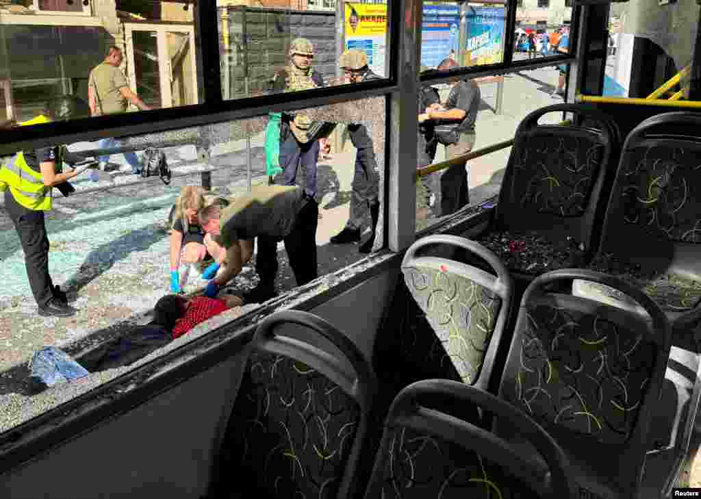 Полицейские осматривают тело погибшей во время нападения 22 июня