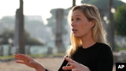 Laura Harth, direktorka kampanje u organizaciji Safeguard Defenders, Rim, 27. oktobar 2022. Kina je uspostavila najmanje 100 "policijskih stanica" u inostranstvu, za koje aktivisti Safeguard Defenders tvrde da se koriste za praćenje i uznemiravanje disidenata.
