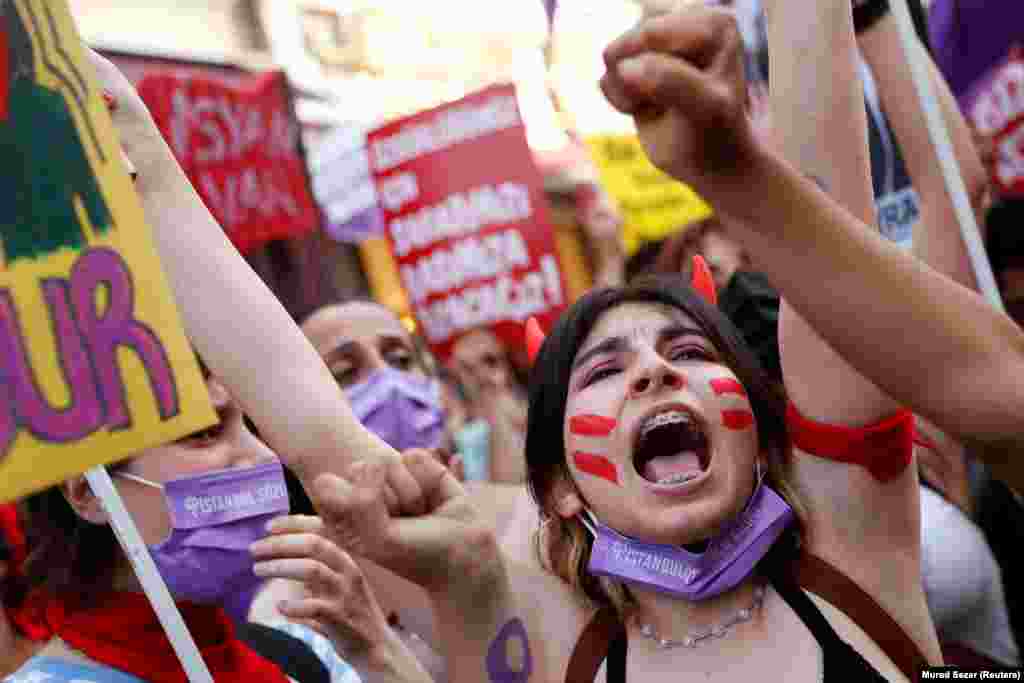 A nemzetközi egyezményből való kilépést követően az már nem biztosíthat a jövőben védelme a török nőknek.&nbsp;Erdoğan török elnök új stratégiát kíván bevezetni.